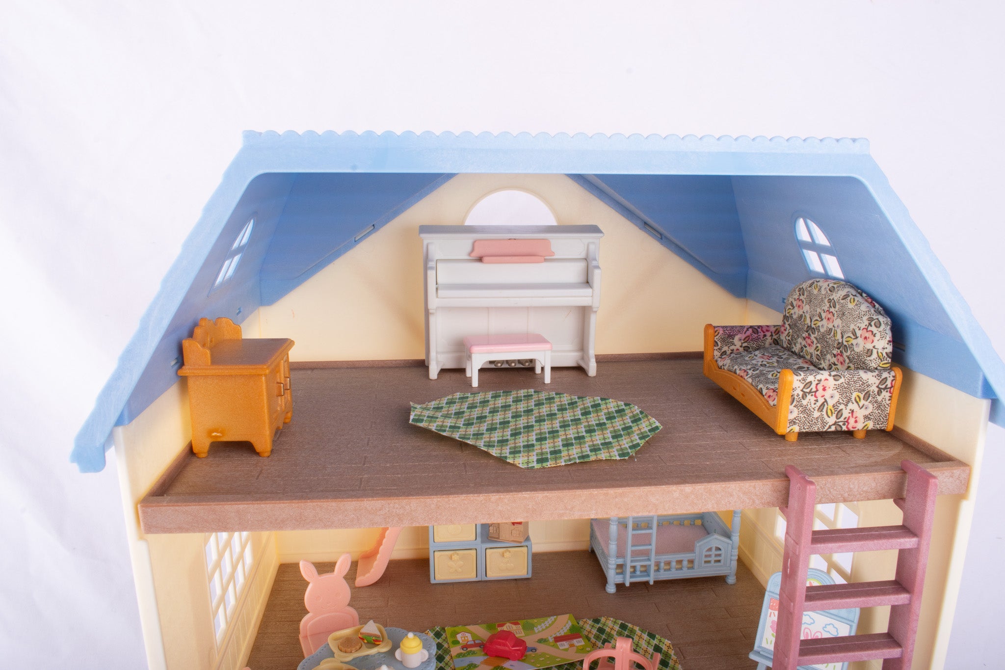Sylvanian Families Sky Blue Terrace House with 38 Accessories