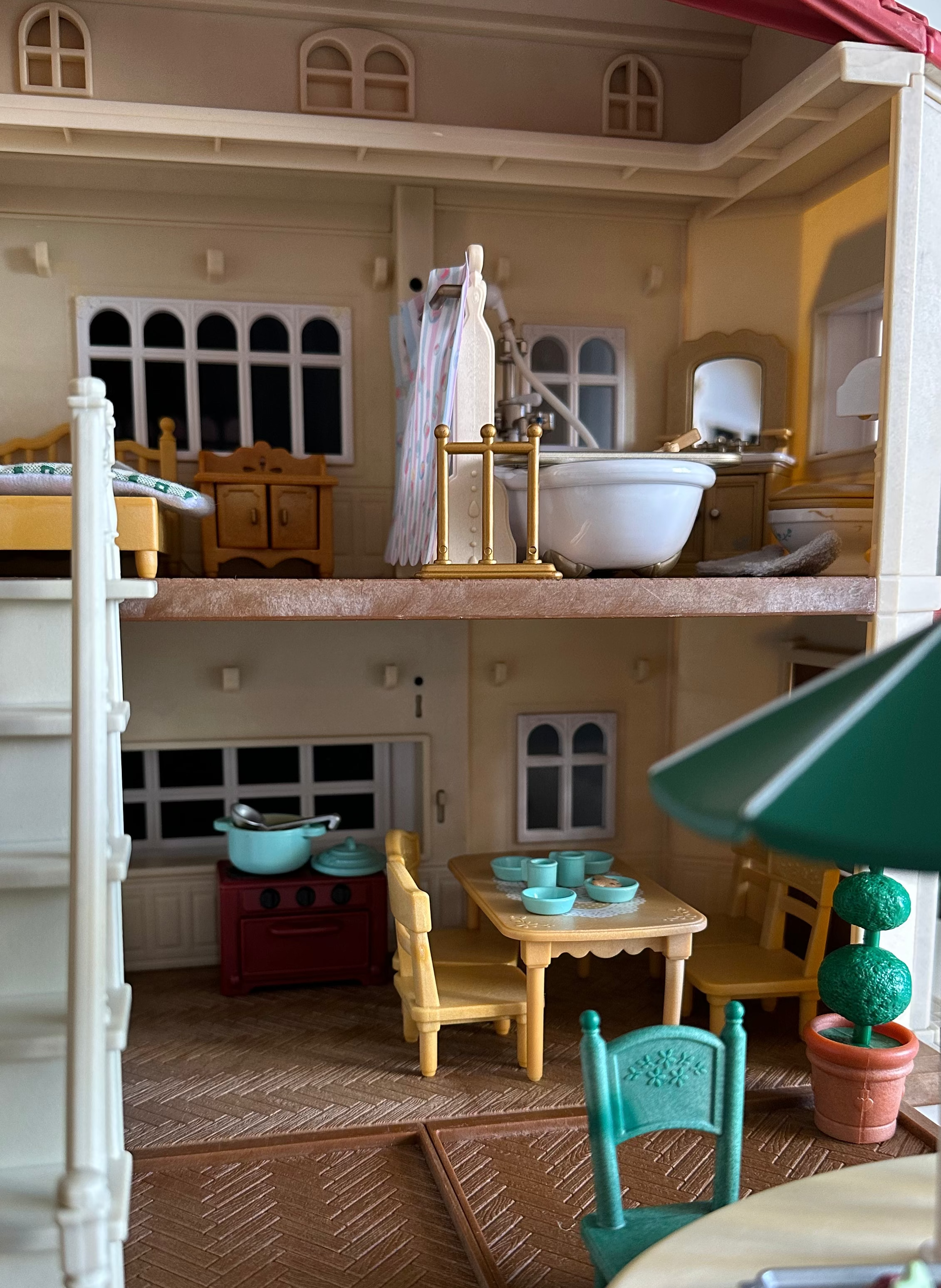 Sylvanian Families® Replay Remix - The Red Roof Country Manor