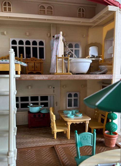 Sylvanian Families® Replay Remix - The Red Roof Country Manor