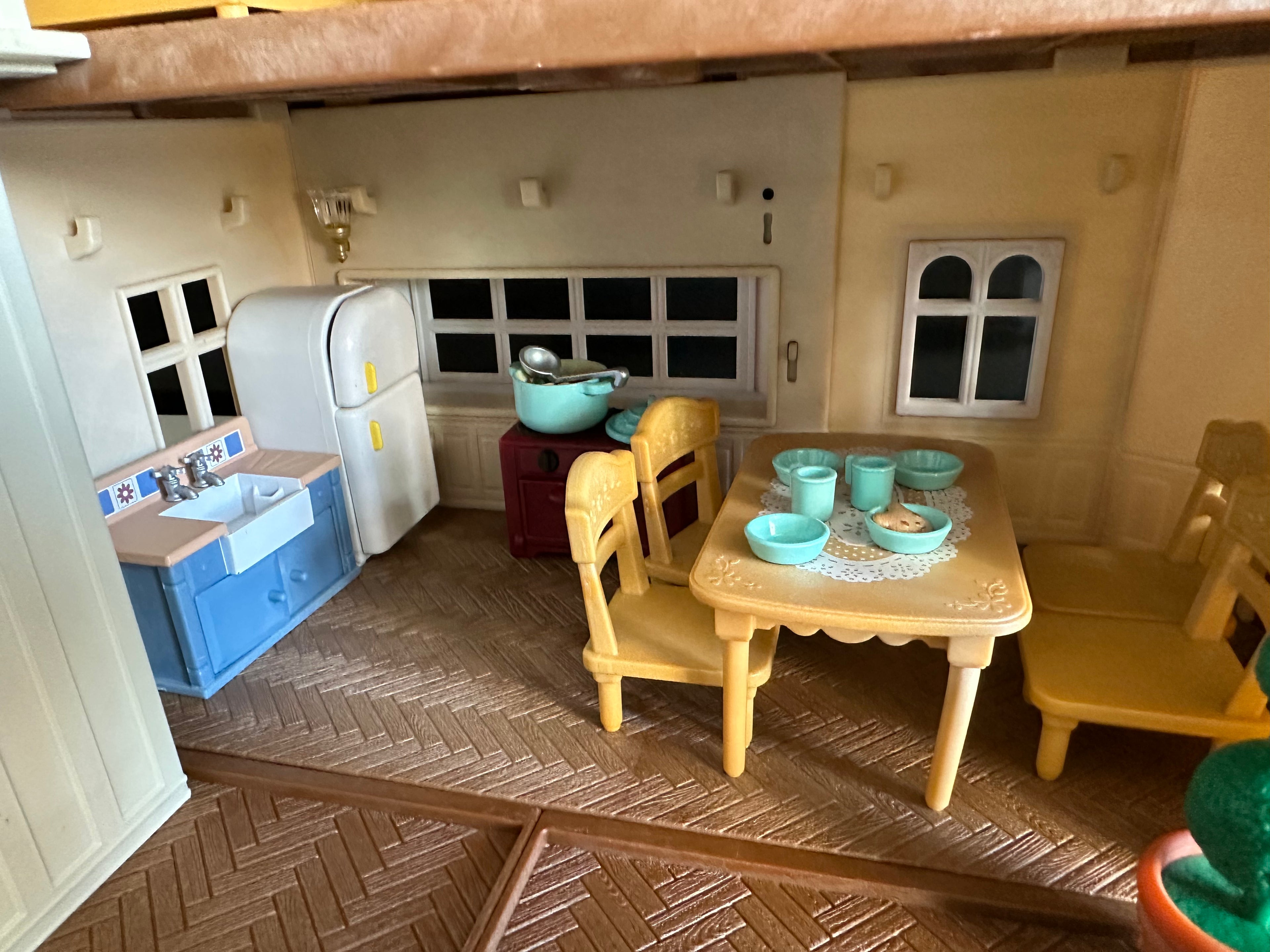 Sylvanian Families® Replay Remix - The Red Roof Country Manor