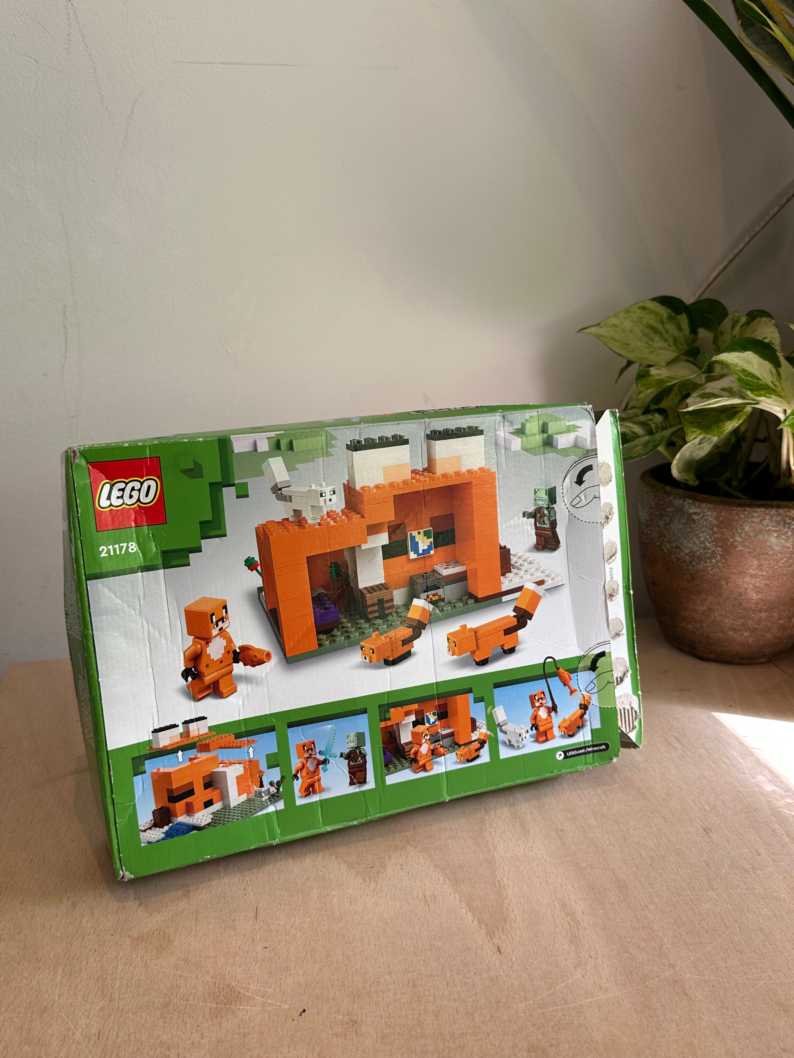 LEGO® 21178 Minecraft - The Fox Lodge